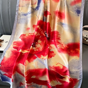 Écharpe en satin de soie à fleurs rouges et jaunes drapée sur un canapé pour la mode