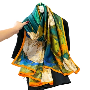 Écharpe élégante en satin à imprimé lotus rétro avec texture soie et bordure orange