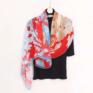 Elegante pañuelo ligero de gasa georgette con estampado floral vibrante en rojo y azul