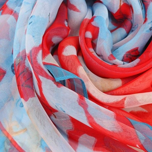 Pañuelo largo de georgette con estampado floral rojo y fondo azul para mujer y danza