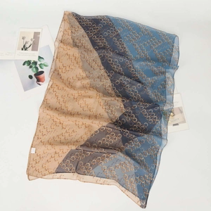 Écharpe légère en georgette avec dégradé bleu et imprimé de maillons de chaîne