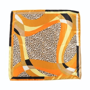 Quadratisches Seidentuch mit Leopardenmuster und geometrischen Motiven in Orange
