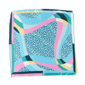 Moderner Satin-Viereckschal mit buntem Leopardenmuster und geometrischen Motiven auf Weiß