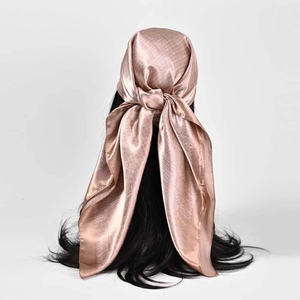 Carré de soie satiné champagne pour femme avec texture soyeuse et motif géométrique