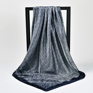 Carré en satin bleu marine avec motif tissé géométrique drapé sur un support élégant