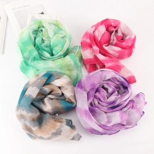 Écharpes tie-dye en coton et lin pour femmes en plusieurs couleurs posées à plat
