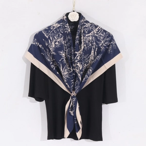 Élégant foulard en soie bleu marine à motifs floraux et bordure beige sur maille noire