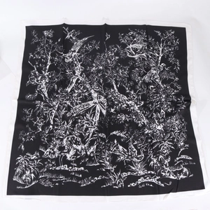 Carré de soie 90cm noir et blanc avec motifs élégants d'oiseaux et de fleurs sur fond blanc
