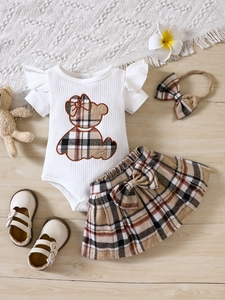 Ensemble bébé fille avec body en coton et jupe à carreaux marron, appliqué ours et chaussures