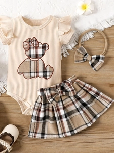 Ensemble body bébé fille à volants et jupe à carreaux avec bandeau assorti sur bois