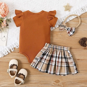 Tenue d'été bébé fille avec barboteuse jaune, jupe à carreaux et accessoires assortis