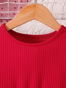Rotes Mädchen-Strickkleid mit Rundhalsausschnitt und feiner Rippenstruktur