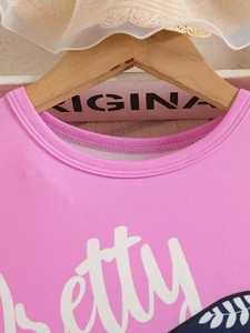 T-shirt rose en coton pour filles avec col rond et imprimé de lettres artistiques