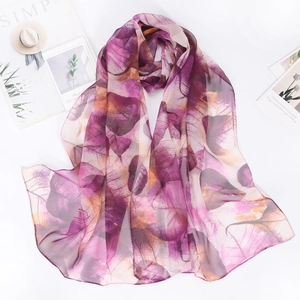 Leichter Georgette-Schal mit bunten Blättern Print auf weißem Hintergrund