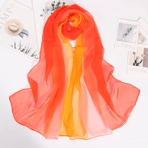 Detalle del pañuelo de gasa de verano con degradado de colores naranja y amarillo vivo