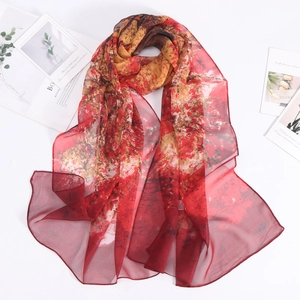 Écharpe légère en soie georgette rouge imprimée avec motifs abstraits pour protection solaire