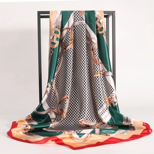90cm silk scarf with houndstooth and chain print in emerald green and gold finish