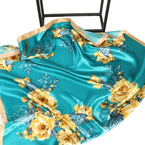 90cm Seidenschal mit gelben Pfingstrosen und goldenem Rand für Damen im Detail