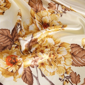 90cm Seidenschal mit gelben Vintage-Blumen und glatter Satin-Textur für Damen