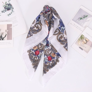 Détail d'un foulard en coton et lin avec motif paisley vintage et imprimés floraux