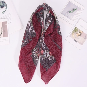 Détail du foulard rouge en coton et lin avec motif paisley et imprimé floral chic