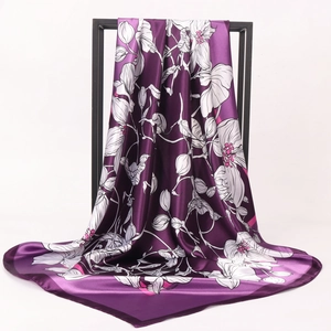 Carré de soie violet élégant 90cm avec imprimé floral blanc sur présentoir minimaliste