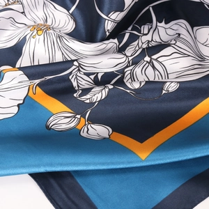Foulard en soie 90cm bleu marine avec motifs de lys et bordure orange vive