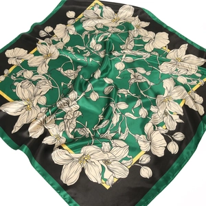 Carré en satin vert et blanc à imprimé floral orchidée avec bordure noire élégante
