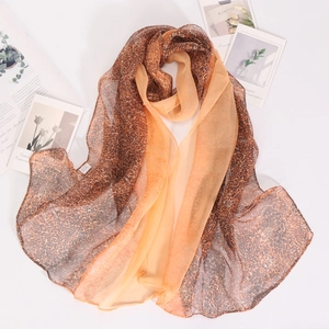 Schal mit Leopardenmuster und Orange, präsentiert mit modischen Lifestyle-Accessoires
