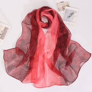 Detail eines Chiffonschals mit rot-rosa Farbverlauf und schwarzem Leopardenmuster
