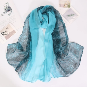 Detailansicht des leichten Georgette-Schals mit Leopardenmuster und blauem Farbverlauf