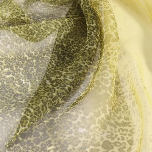 Leichter Chiffonschal mit Leopardenmuster in Olivgrün und Gelb mit zarter Textur