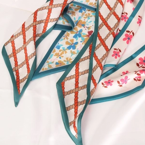 Foulard en satin à motif géométrique et bords turquoise pour sacs ou décoration de cou