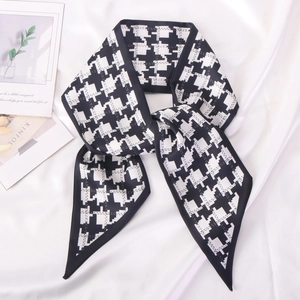 Élégant foulard en soie à motif pied-de-poule pour femme sur fond de satin blanc