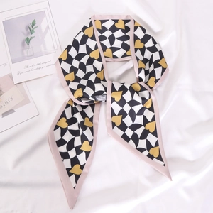 Foulard en soie pied-de-poule avec cœurs jaunes et bord rose sur satin blanc