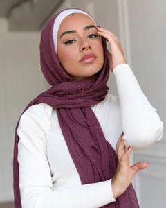 Écharpe hijab en coton et lin prune foncé avec texture plissée et bords effilochés