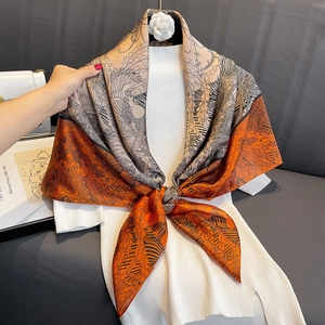 Élégant foulard en soie de 110cm avec imprimé jungle orange et motifs d'oiseaux et feuilles