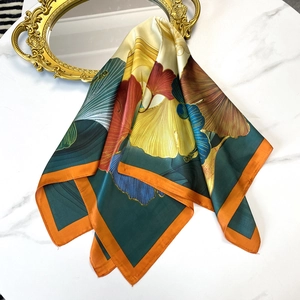 Carré en satin de 70 cm avec motifs de feuilles de ginkgo colorées sur fond vert foncé