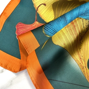 Carré en satin de 70 cm avec motif de feuilles de ginkgo et élégants bords roulés orange