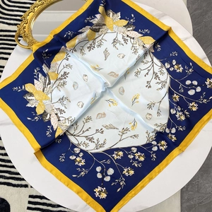 70cm Satin Seidenschal mit Blumen und Muschelmuster, blauem Rand in flacher Draufsicht