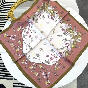 70cm leichter Satin-Seidenschal mit Blumen- und Muschelprint in Olivgrün und Rosa
