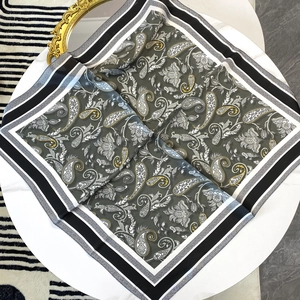 Retro Paisley Seidenschal im quadratischen Format in Schwarz-Weiß mit Goldakzenten