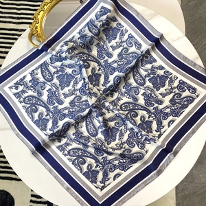 Eleganter 70cm Satin-Quadrat-Schal mit Paisley-Druck in Marineblau und Weißem Seidenglanz