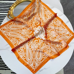 Carré de satin orange 70cm avec motif paisley et texture soyeuse élégante pour femme