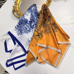 Carrés de soie à motif Toile de Jouy sur fond de marbre élégant