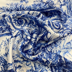 Foulard en soie bleu et blanc au motif Toile de Jouy et design pastoral rétro