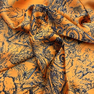 Foulard en satin de soie orange à motif baroque avec un drapé élégant et brillant