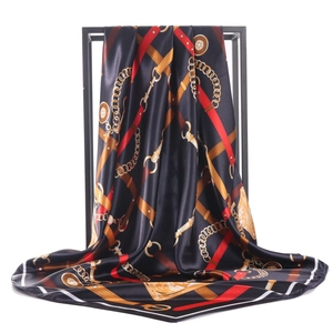 Carré de soie satinée 90cm au motif de chaînes rétro en bleu marine et rouge vif