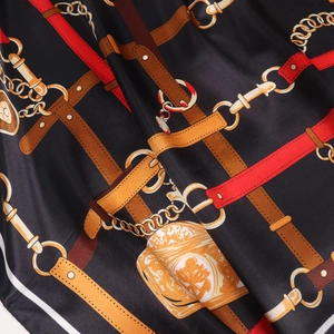 Foulard en satin de soie avec motifs équestres classiques, ceintures et chaînes