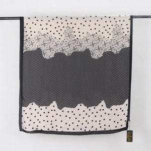 Écharpe moderne en satin à pois avec motifs ondulés dans les tons noir, blanc et rose